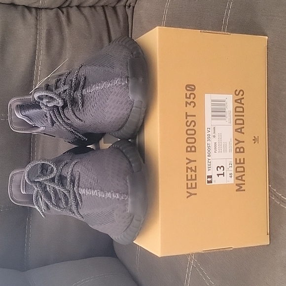 Yeezy Boost 350 V2 dead stock